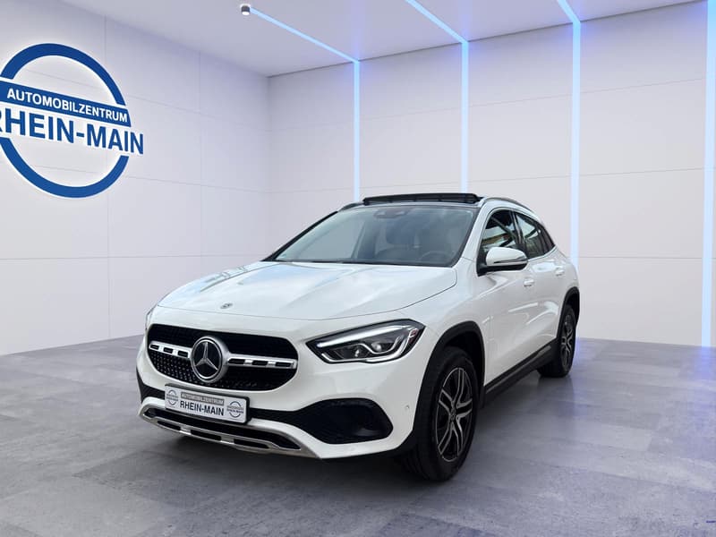 Mercedes-Benz GLA 250 e im Studio des Automobilzentrums Rhein-Main