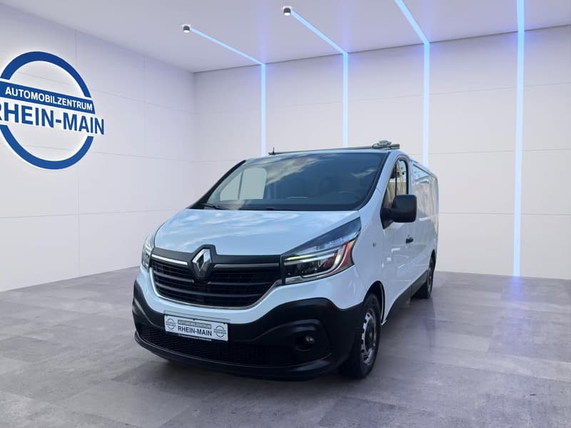 Renault Trafic Kastenwagen im Studio
