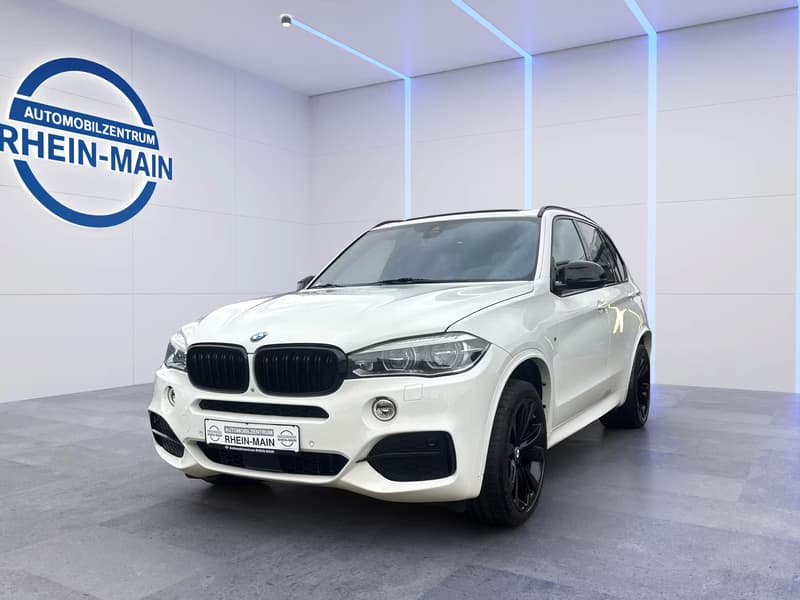 BMW X5 xDrive30d M-Paket in Weiß im Studio