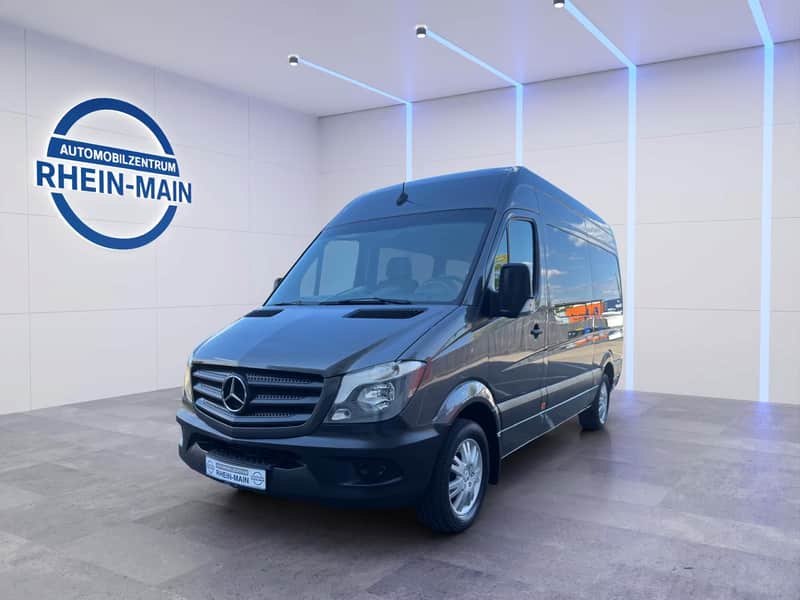 Mercedes-Benz Sprinter 216 CDI 9-Sitzer im Studio des Automobilzentrums Rhein-Main