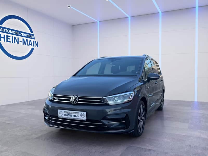 VW Touran R-Line 7-Sitzer im Studio des Automobilzentrums Rhein-Main